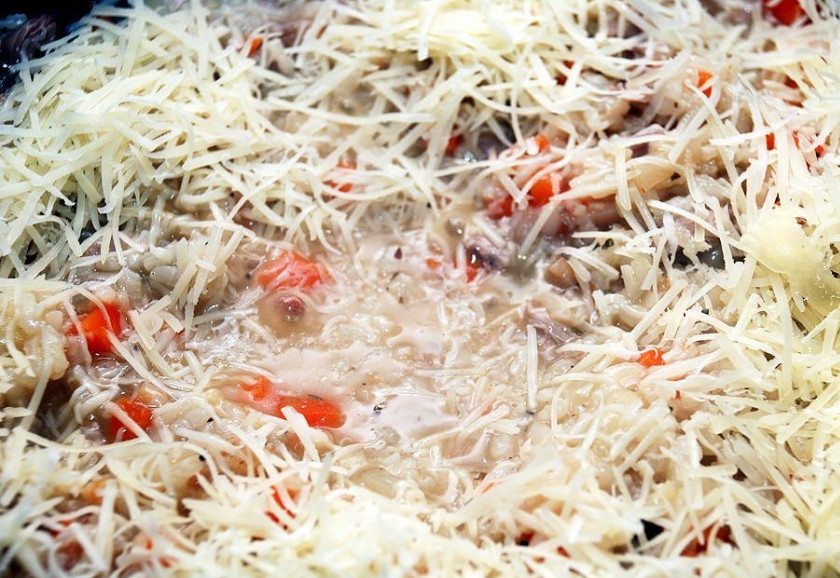 1. Этап. Ризотто с индейкой: Присыпаем готовое ризотто тертым Пармезаном. Аккуратно перемешиваем.