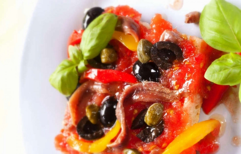1. Этап. Салат по-тоскански: Сверху выложить сладкий перец, украсить листочками базилика. Подавать сразу. Buon appetito!