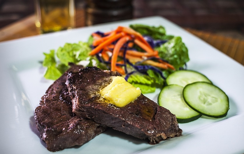 1. Этап. Стейки из говядины в духовке: Достаем стейк из духовки, даем ему пару минут постоять, после чего подаем к столу. Стейк из говядины в духовке готов. Приятного аппетита!