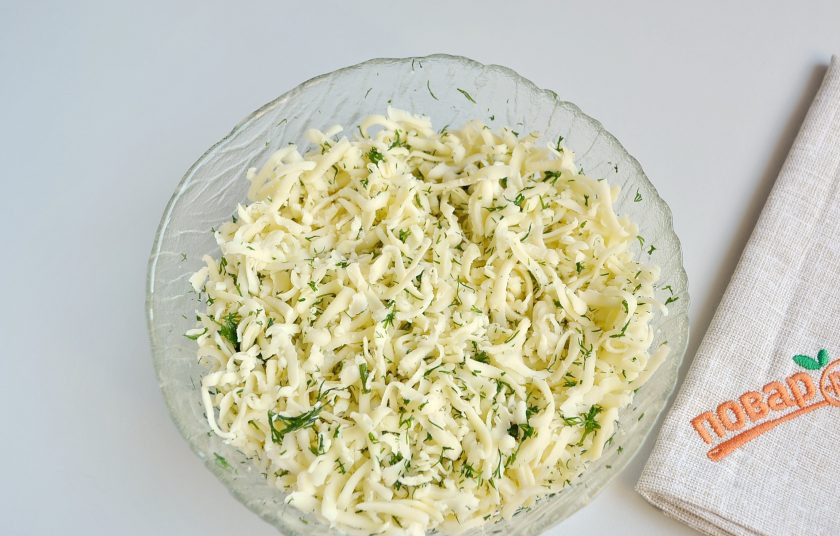 1. Этап. Вкусные кутабы с сыром и зеленью: 6. Перемешайте вилочкой, начинка готова!