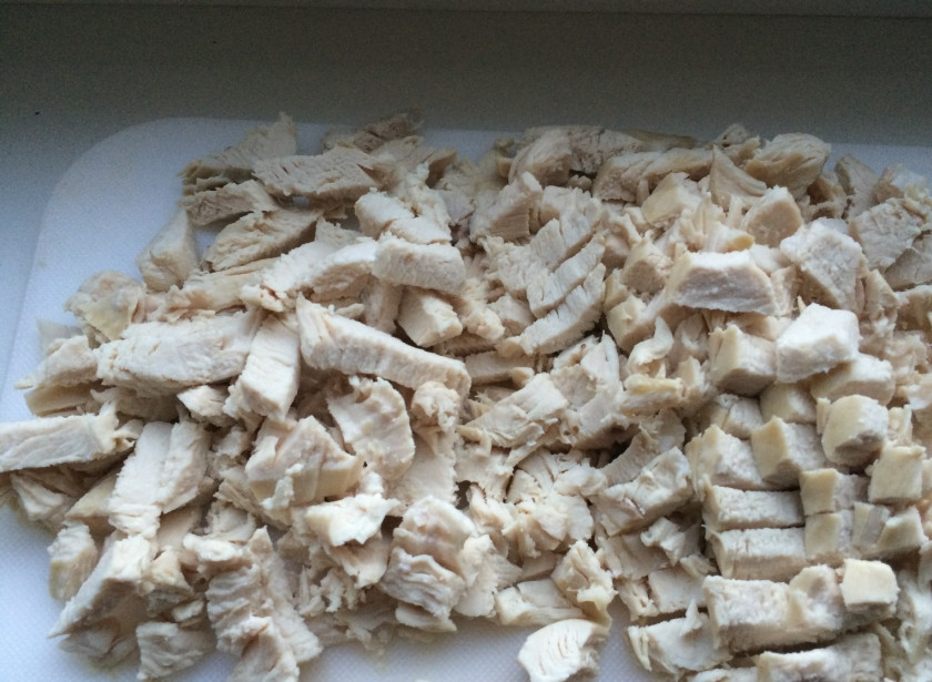 1. Этап. Куриные маффины с сыром: Куриное филе отварите до готовности, нарежьте на небольшие кубики.