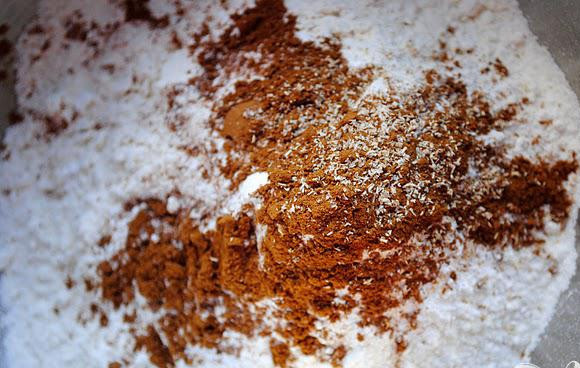 1. Этап. Морковно-кокосовый пирог: 1. Предварительно разогреть духовку до 175 градусов. Смазать маслом 2 формы для пирога или выстелить их пергаментной бумагой. Смешать муку, разрыхлитель, корицу и мускатный орех.