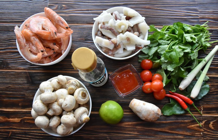 1. Этап. Том ям рецепт с морепродуктами: Подготовьте необходимые ингредиенты. Замороженные креветки предварительно разморозьте. Из грибов можете использовать шампиньоны, шиитаке или вешенки.