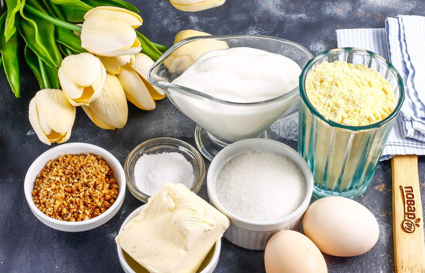 1. Этап. Песочный торт с орехами: Подготовьте указанные ингредиенты. Часть орехов оставьте для украшения торта, остальные измельчите в крошку.