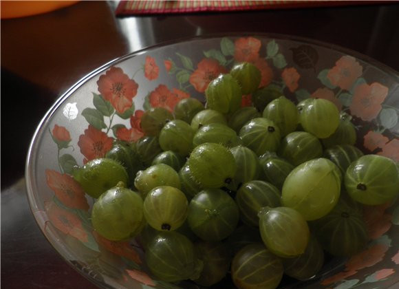 1. Этап. Варенье из крыжовника Царское: 2. Срезаем хвостики и делаем на каждой ягоде поперечный надрез.