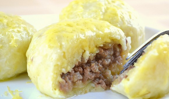 1. Этап. Картофельные зразы с фаршем отварные: Вытаскиваем наши драгоценные зразы с помощью шумовки на красивую тарелку. Смазываем сливочным маслом или любым соусом. Приятного аппетита!