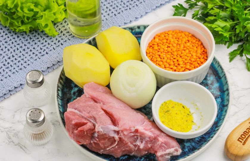1. Этап. Чечевица с картошкой и мясом: Подготовьте указанные продукты. Картофель и лук очистите от кожуры, промойте в воде. Мясо зачистите от пленок и жил, так же промойте.