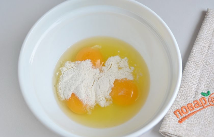 1. Этап. Торт Биткойн: 3. Яйца соедините с содой, перемешайте хорошо.