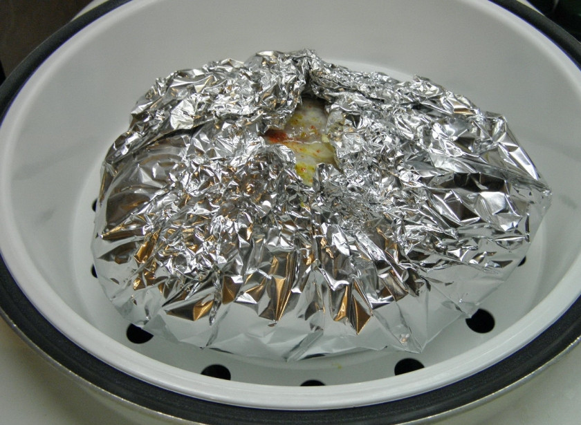 1. Этап. Куриная грудка на пару в мультиварке: В кастрюлю мультиварки налейте немного воды. Установите решетку, на нее положите куриную грудку. Закройте крышку. Установите режим 