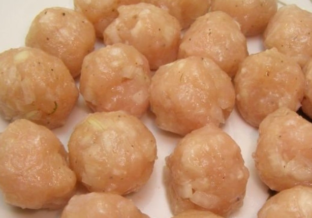 1. Этап. Клубочки ниток с куриным фаршем: Из подготовленной ранее начинки формируем шарики — основу для наших 