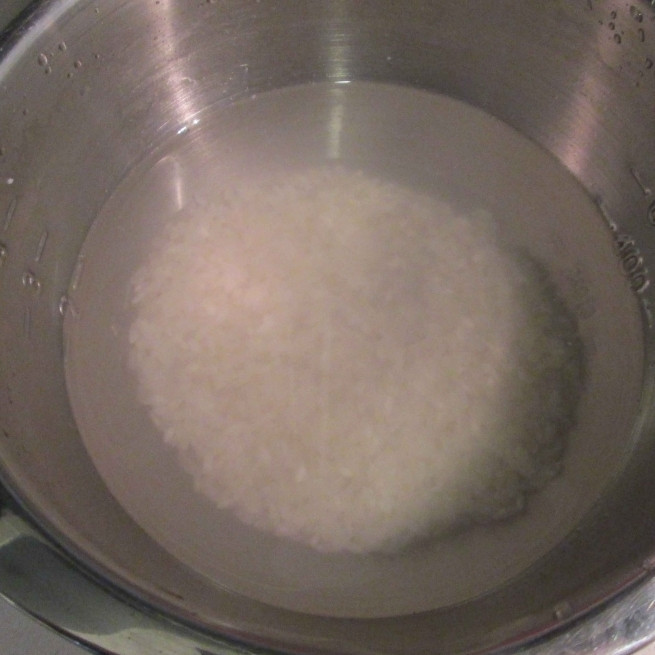 1. Этап. Свинина с рисом в мультиварке: Рис насыпать в чашку, хорошо промыть и замочить на полчаса.