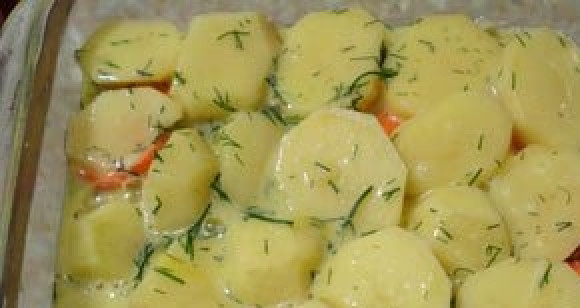 1. Этап. Картофельная запеканка с куриной грудкой: Заливкой полейте всю запеканку и закройте её сверху фольгой.