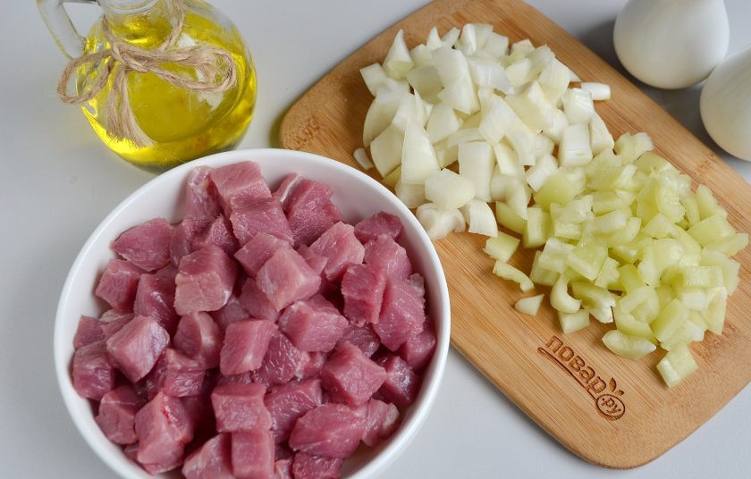 1. Этап. Сырные булочки с мясной начинкой: Порежьте кубиками мясо, лук, болгарский перец.