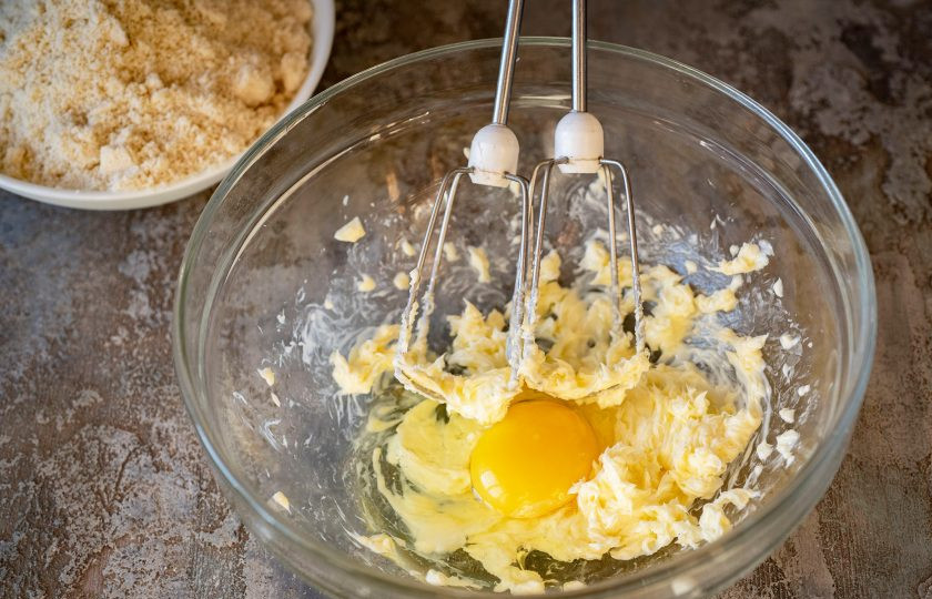 1. Этап. Кето-печенье: В миску выложите мягкое сливочное масло, добавьте ложечку жидкой стевии. Миксером взбейте эти два ингредиента до получения кремообразной консистенции. В эту массу вбейте яйцо.