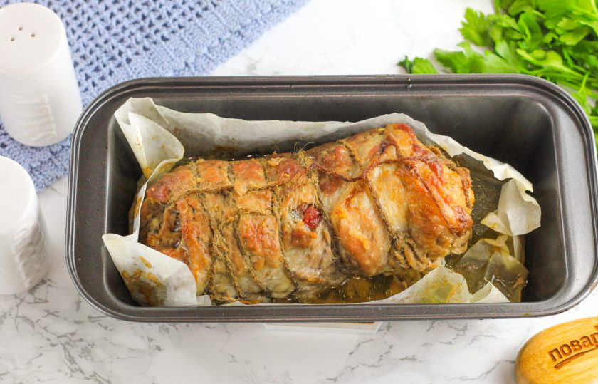 1. Этап. Мясной рулет с брусникой в духовке: Спустя указанное время он будет готов: сочен, румян и очень ароматен. Остудите его прямо в форме до теплого состояния, но не нарезайте в горячем виде, так как он развернется!