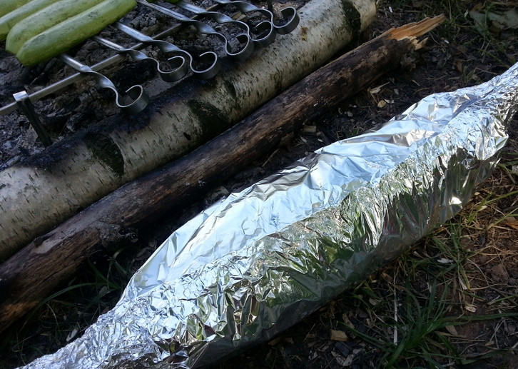 1. Этап. Карп под коньяком: Смешайте коньяк, вино и оливковое масло. Полейте карпа этой смесью, плотно заверните в двойной слой фольги. Запекайте рыбу на углях примерно 1 час.