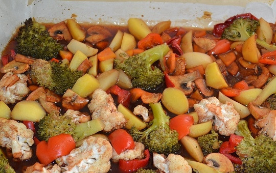 1. Этап. Овощи с гранатовым соусом: 12. Запекайте овощи около получаса до готовности.