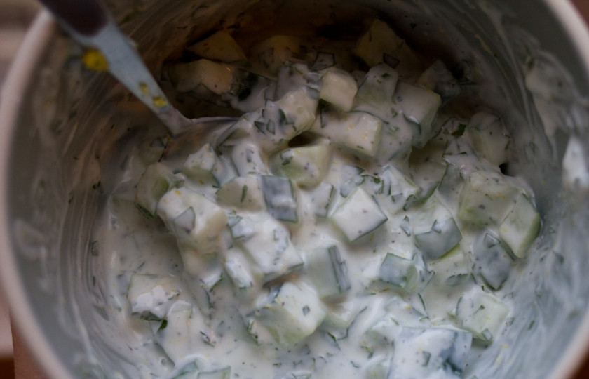 1. Этап. Лаваш без сыра: Все хорошенько перемешайте, добавьте измельченный чеснок.