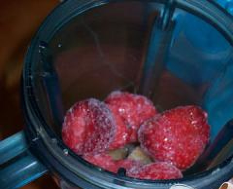 1. Этап. Клубничный Дайкири: 3. Засыпьте в чашу блендера клубнику и измельчите ее до однородного пюре.