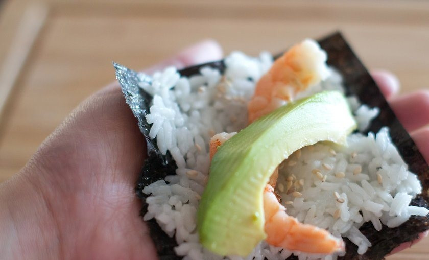 1. Этап. Суши простые: Добавьте тонкие ломтики авокадо. Достаточно будет нескольких штук.