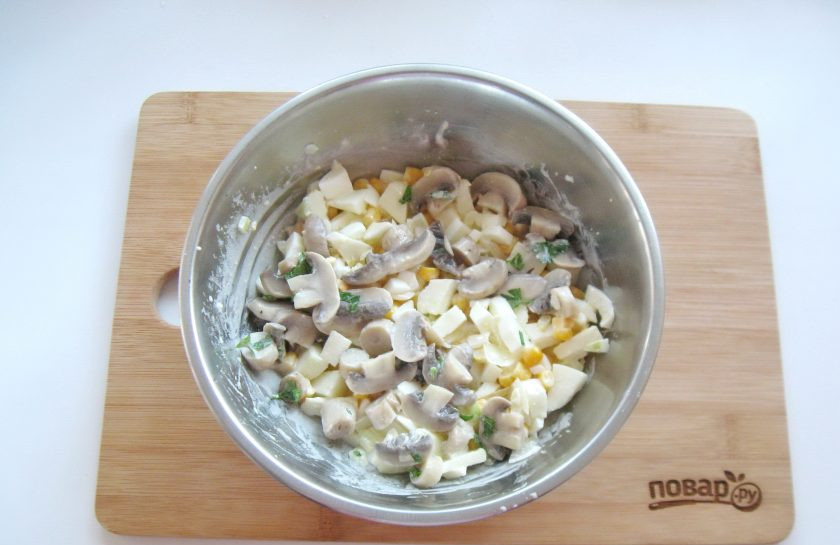 1. Этап. Салат Мошенница: Добавьте нарезанную петрушку. Салат посолите по вкусу, заправьте майонезом и перемешайте.