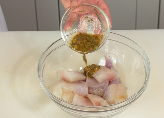 1. Этап. Тажин с рыбой: Филе рыбы крупно нарезаем и маринуем полчаса в половине приготовленного нами маринада.