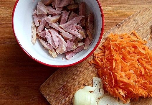 1. Этап. По мотивам салата Клязьма: Помещаем мясо в общий салатник. Лук нарезаем полу-кольцами. Морковь натираем на тёрке с зубчиками средней величины.