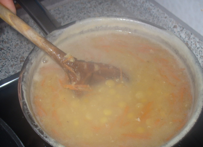 1. Этап. Чечевичное пюре: За это время чечевица должна увеличиться в размерах вдвое за счет впитывания влаги. Воду сливаем. Ставим чечевицу и горох вариться на медленном огне. Через час добавляем мелко натертую морковь.