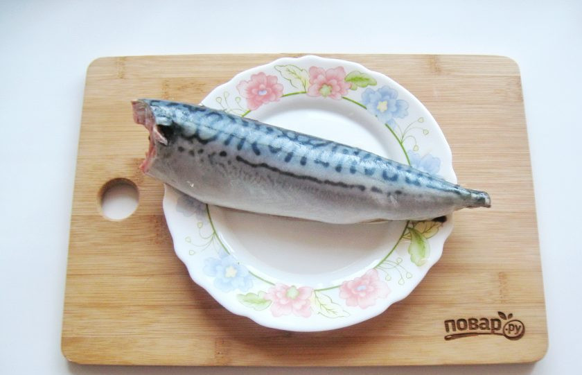 1. Этап. Уха прозрачная: У скумбрии обрежьте голову, плавники. Рыбу выпотрошите, удалите черную пленку в брюшке. После хорошо промойте.