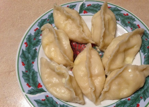 1. Этап. Квери с сыром: Готовые квери выкладываем на тарелку, можно добавить сливочное масло.