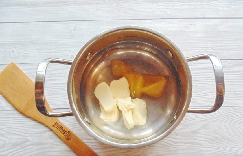 1. Этап. Медовый торт с вишней: Сливочное масло и мёд выложите в кастрюлю с толстым дном.