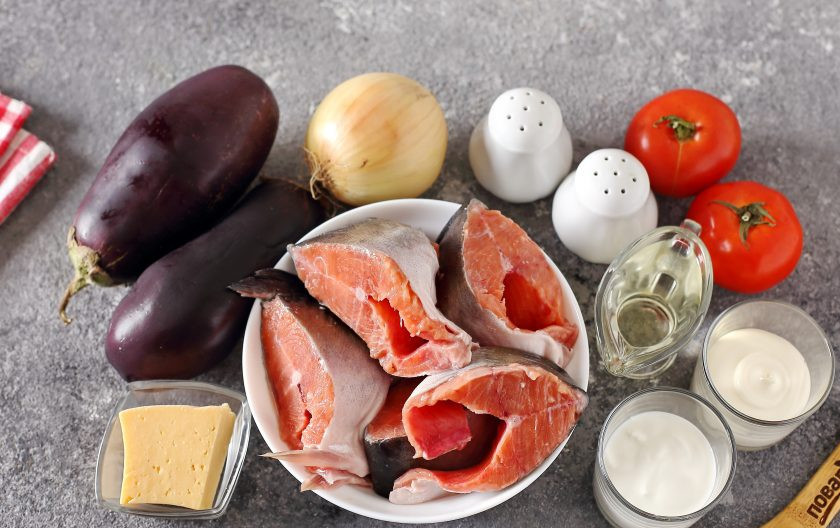 1. Этап. Горбуша с баклажанами: Подготовьте все ингредиенты.