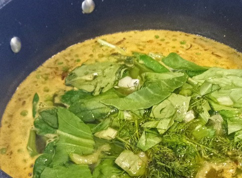 1. Этап. Суп Аш-е Реште: Добавить укроп, зелёный лук и шпинат. Тушить на малом огне ещё 15 минут.