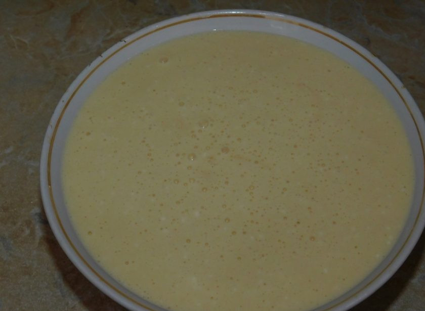 1. Этап. Творожные блины с карамельными яблоками: Введите муку в тесто. Добавьте кипяток. Хорошо перемешайте, чтобы не было комочков. Оставьте тесто постоять минут на 15.