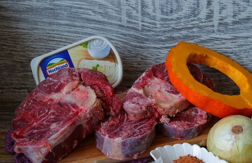 1. Этап. Говяжья голяшка в сливочно-овощном соусе: Приготовить продукты. Говяжью голяшку напилить на стейки, сохраняя кость и мозг. Удобнее это делать с замороженной.