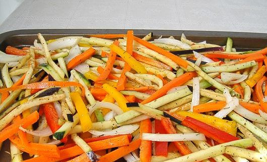 1. Этап. Макароны с овощами: Теперь выкладываем овощи в форму, сбрызгиваем их оливковым маслом, солим и посыпаем специями, перемешиваем. Ставим форму в разогретую до 200 градусов духовку и запекаем овощи примерно 20 минут.