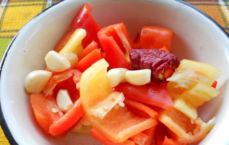 1. Этап. Баклажаны острые по-грузински: Весь перец крупно нарежьте, удалив семена. Чеснок очистите.