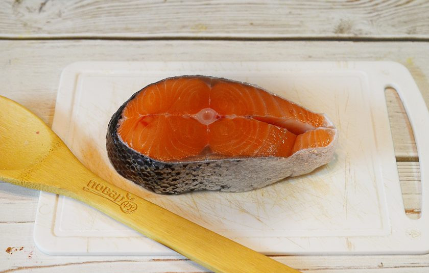 1. Этап. Кета в мультиварке: 1. Стейк кеты промойте и обсушите.