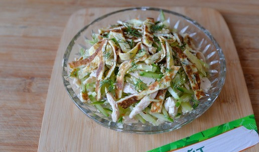 1. Этап. Салат из индейки и огурцов по-восточному: Кладём порезанный яичный блинчик сверху салата. Не рекомендую его перемешивать, иначе блинчик размокнет от сока салата. Посыпаем салат сверху рубленным укропом и подсушенным кунжутом. Подаём салат. Всего доброго в Новом году.