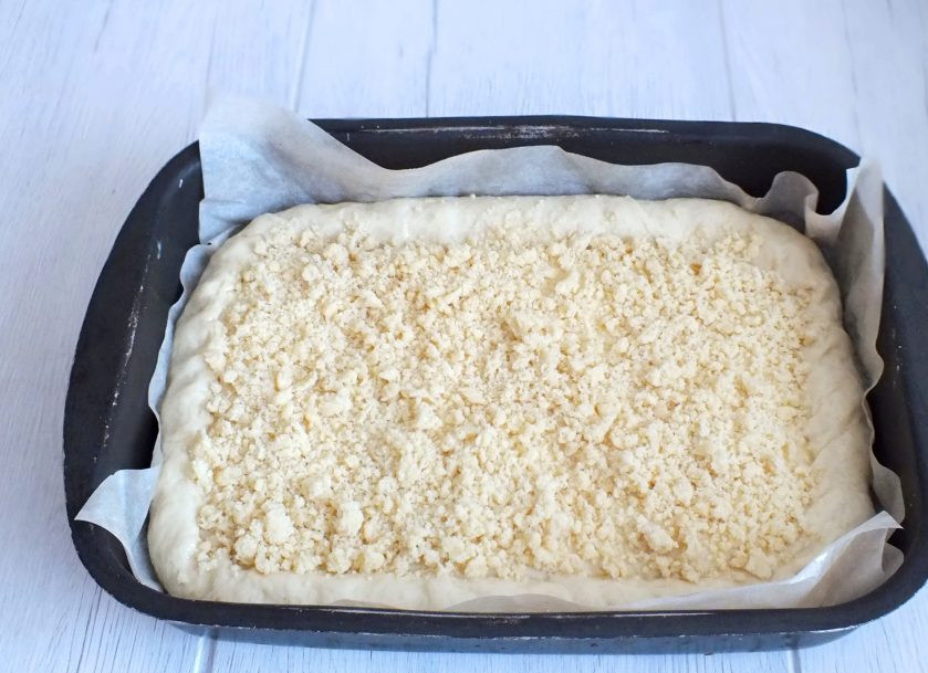 1. Этап. Татарский пирог с творогом: Смажьте верхний пласт взбитым яйцом. Посыпьте мучной крошкой. Поставьте в разогретую до 180 градусов духовку на 40-45 минут до румяной корочки.