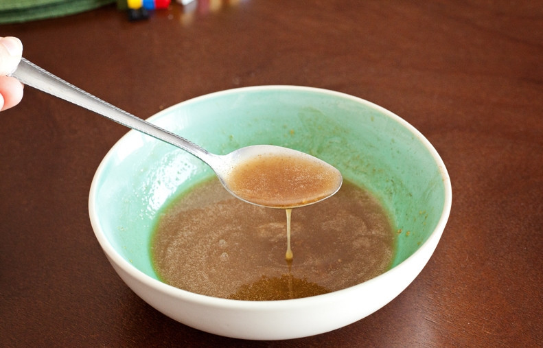 1. Этап. Простые сэндвичи с пикантным соусом: 6. Отправьте на 30 секунд в микроволновку, чтобы масло растопилось. Тщательно перемешайте.