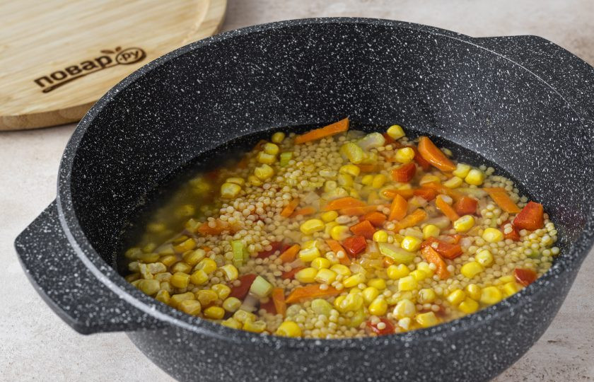 1. Этап. Птитим с овощами: Влейте горячую воду. Доведите до кипения, убавьте огонь и варите птитим под крышкой около 20-25 минут до мягкости.