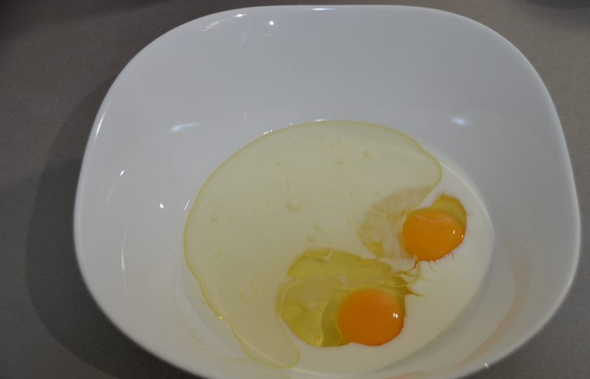 1. Этап. Кексы из кокосовой муки: Влейте растительное масло.