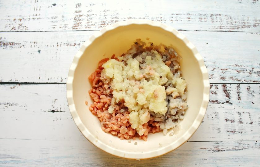 1. Этап. Котлеты из трески и лосося: Репчатый лук почистите и измельчите в мясорубке, добавьте к рыбе.