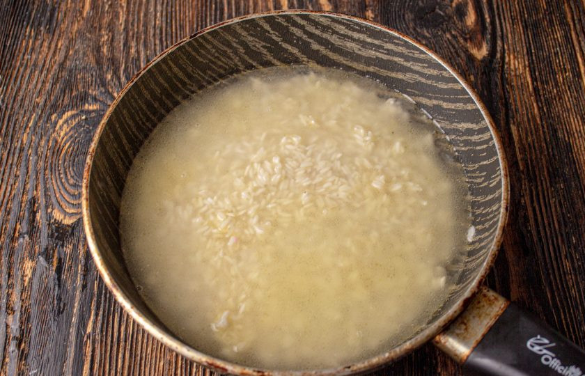 1. Этап. Нежный рис на кефире: Влейте воду, доведите до кипения и варите при небольшом нагреве, до испарения жидкости.