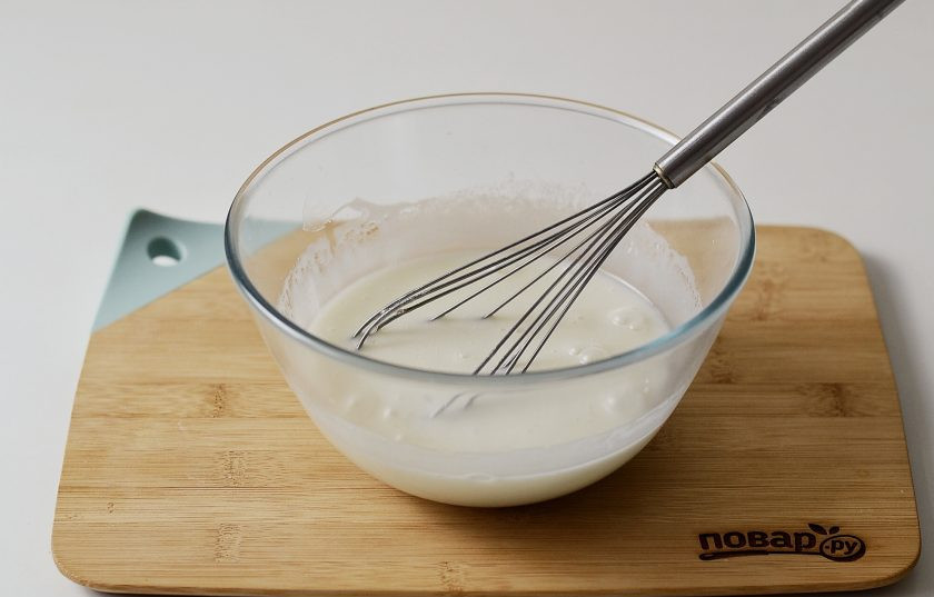 1. Этап. Торт на кокосовом молоке: В другой миске разведите в теплой воде кокосовое молоко. Добавьте cахар и хорошенько перемешайте. Когда сахар растворится, влейте растительное масло и лимонный сок, еще раз размешайте.