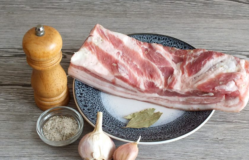 1. Этап. Грудинка в ветчиннице: Подготовьте необходимые ингредиенты.