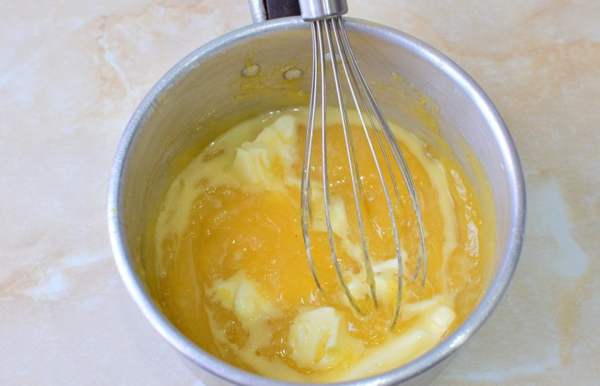 1. Этап. Лимонно-маковый торт: После закипания снимите ковш с огня и добавьте сливочное масло. Оно будет таять. Сразу вмешивайте его в курд.