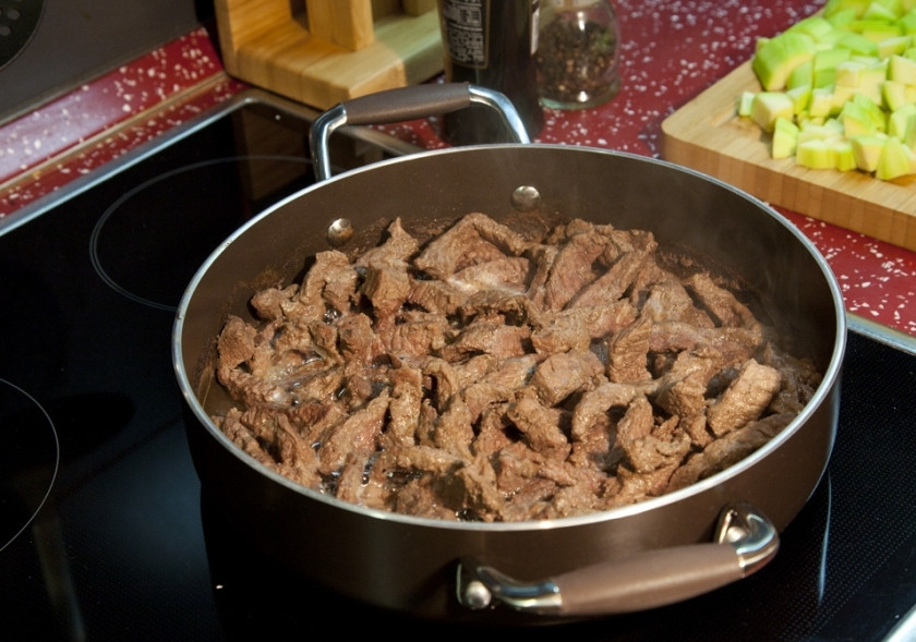 1. Этап. Мясо по-японски: 4. Мясо необходимо поджарить до красивой коричневой корочки около 20 минут.