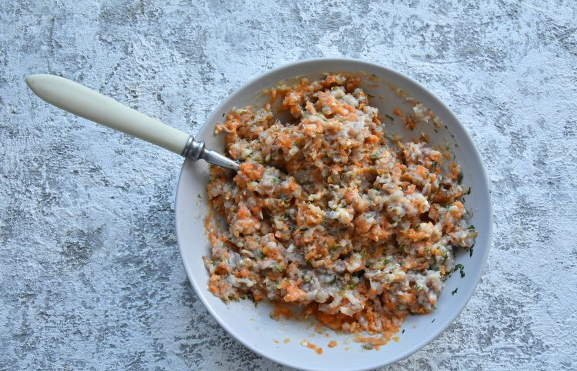 1. Этап. Картофельные корзиночки с селедочным кремом: Добавьте в начинку зелень, щепотку молотого черного перца. Перемешайте селедочную массу, чтобы компоненты равномерно распределились.